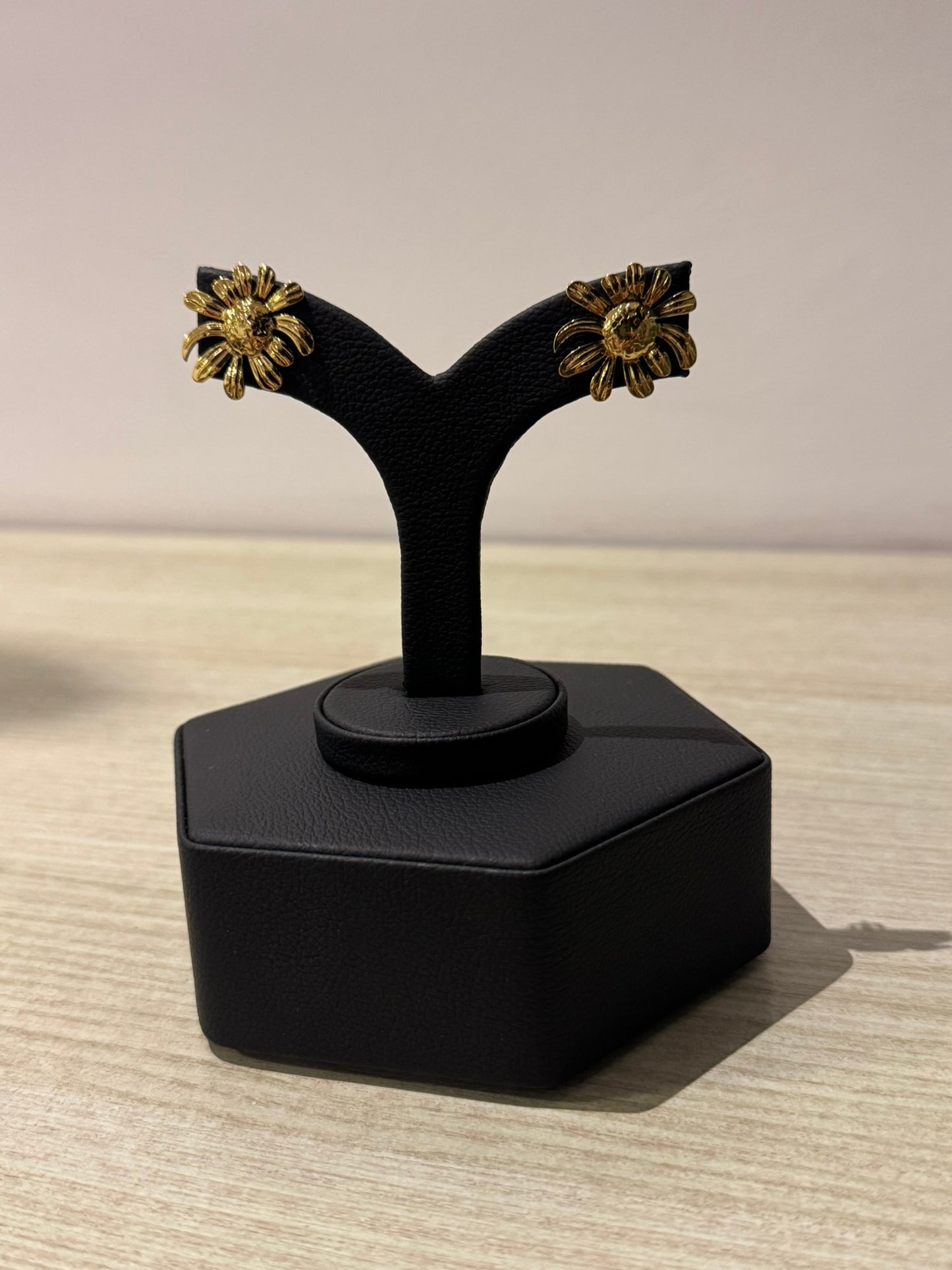 Aretes Golden Floral Studs - IXIA