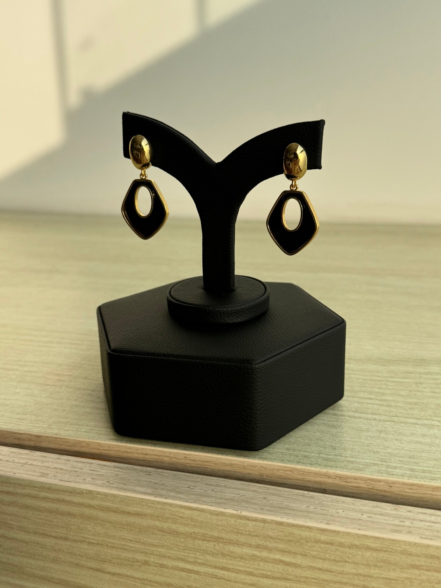 Aretes Golden Black Drop - IXIA