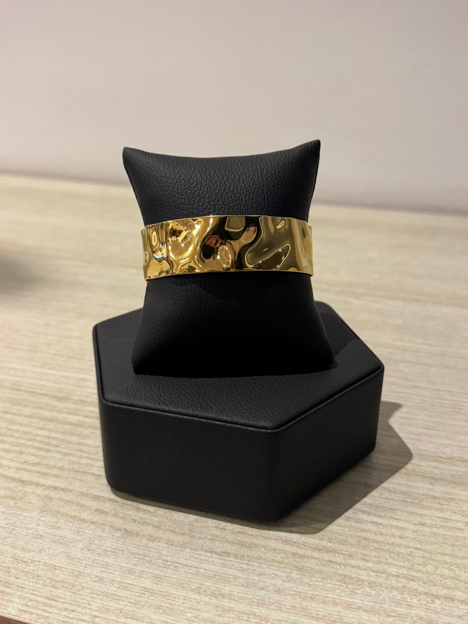 Brazalete Golden Texture Cuff - IXIA