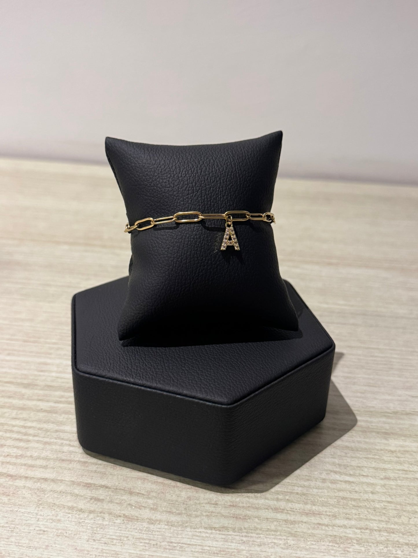Brazalete Charm A Dorado