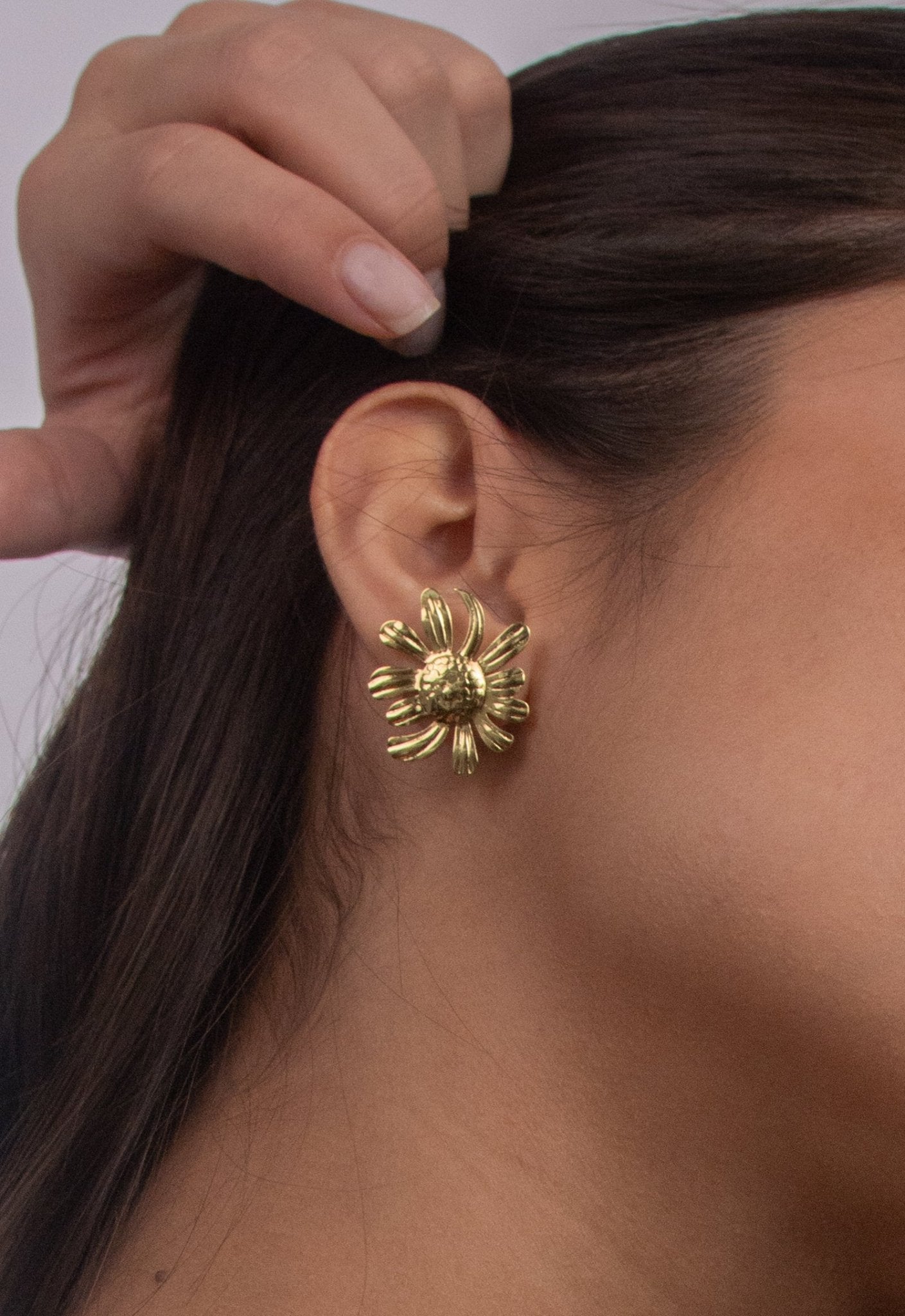 Aretes Tachón Floral Dorado - IXIA